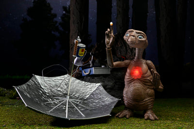 E.T. 40th Anniversary – 7″ Scale Action Figure – Deluxe Ultimate E.T. with LED Chest